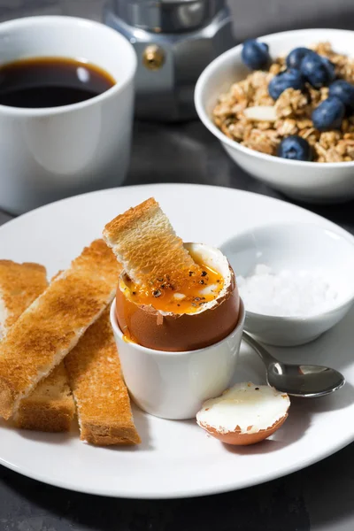 Yumurta, tost ve kahve Kahvaltı, closeup dikey haşlanmış — Stok fotoğraf