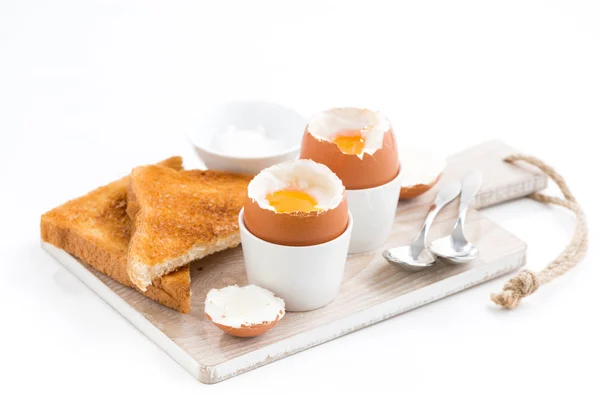 Haşlanmış yumurta ve kızarmış tost bir ahşap tahta üzerinde — Stok fotoğraf