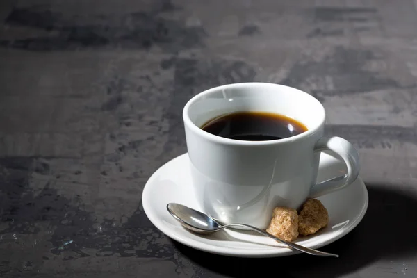 Taza de café negro sobre un fondo oscuro — Foto de Stock