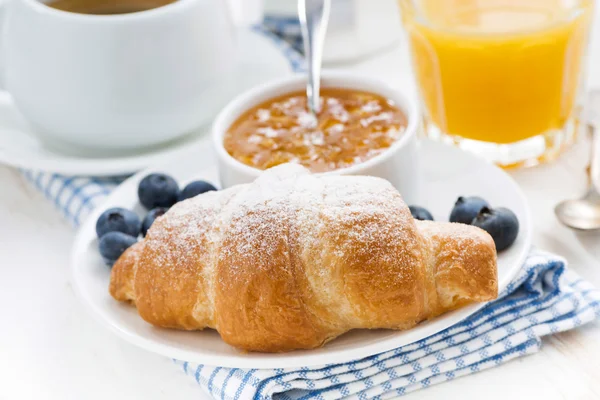 Fresh croissant with orange jam, blueberries and coffee — Stock Photo, Image