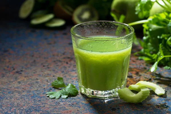 Segelas jus seledri dan sayuran pada latar belakang biru, closeup — Stok Foto