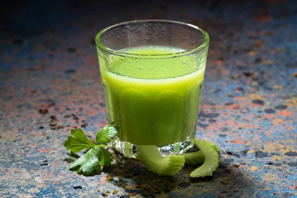 セロリと緑のジュースのガラス — ストック写真