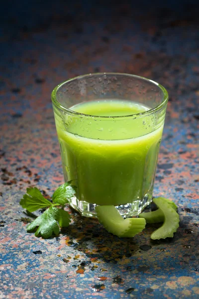 El vaso del jugo del apio y la verdura, vertical — Foto de Stock