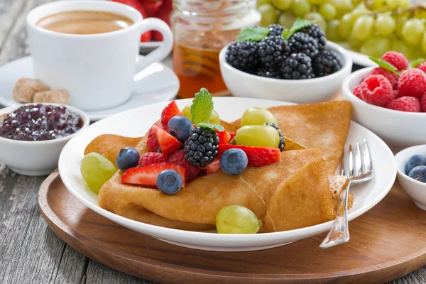 Crepes with fresh berries and honey, coffee for breakfast — Stock Photo, Image