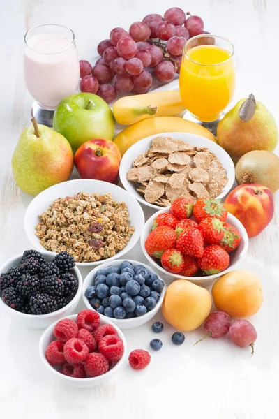 Bayas frescas, frutas y muesli para el desayuno, verticales —  Fotos de Stock
