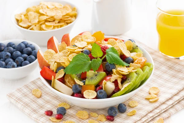 Deliciosa salada de frutas e bagas para o café da manhã — Fotografia de Stock