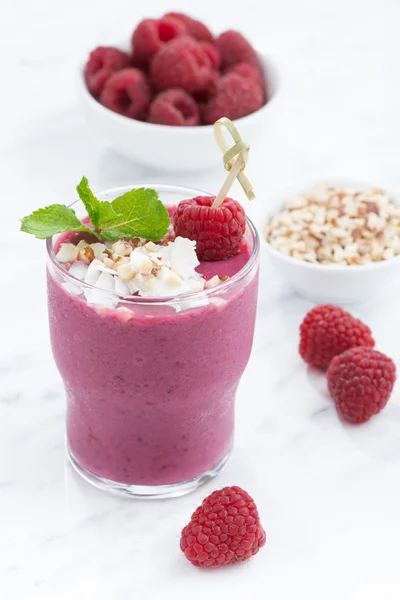 Batidos de bayas frescas con nueces, verticales —  Fotos de Stock