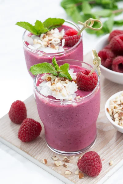 Fresh berry smoothies with nuts on white board, top view — Stock Photo, Image