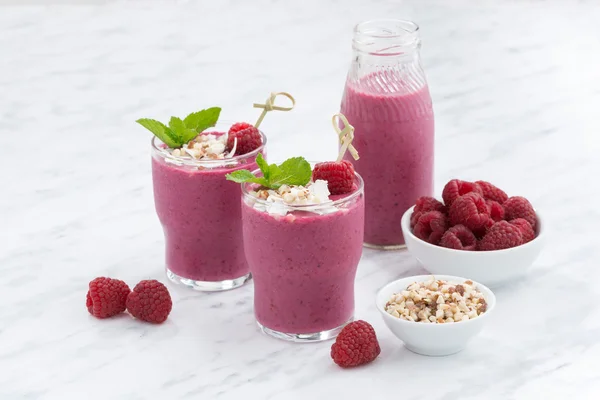 Fresh berry smoothies with nuts — Stock Photo, Image