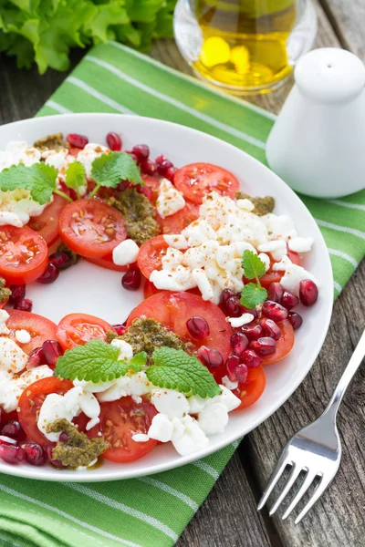 Свіжий салат з помідорами, сиром, м'ятним песто — стокове фото