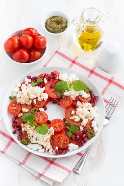 Kiraz domates, peynir, nane pesto ile İtalyan salatası — Ücretsiz Stok Fotoğraf