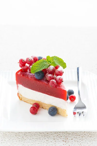 Pedaço de cheesecake com geléia de morango em uma chapa, vertical — Fotografia de Stock