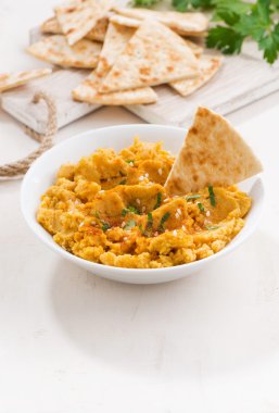 geleneksel sos humus pide beyaz tablo ile