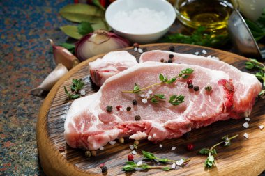 iki adet ahşap kesme tahtası ve baharat çiğ domuz eti