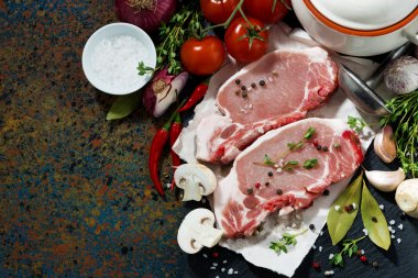 iki adet çiğ domuz eti ve çorba hazırlanması için malzemeler