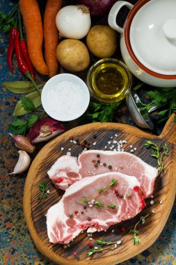 iki adet kesme tahtası ve malzemeler üzerinde çiğ domuz eti