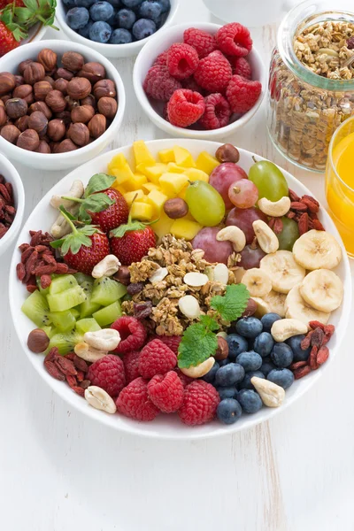 Productos para un desayuno saludable - bayas, frutas y cereales — Foto de Stock