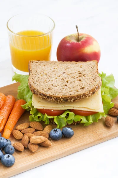 Σάντουιτς με ψωμί ολικής άλεσης στο μεσημεριανό γεύμα στο σχολείο, κάθετη — Φωτογραφία Αρχείου