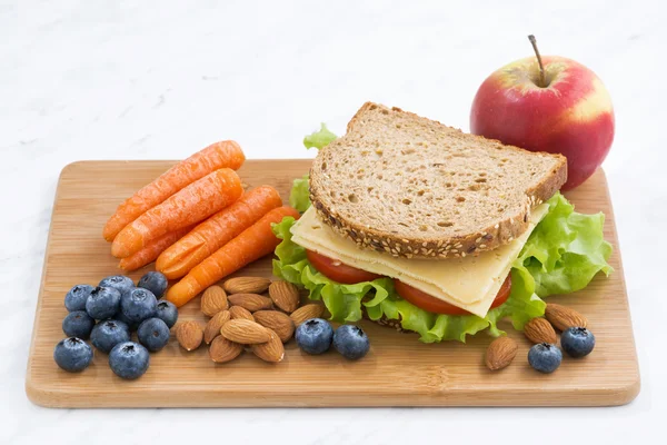 Σάντουιτς με ψωμί ολικής άλεσης στο μεσημεριανό γεύμα στο σχολείο — Φωτογραφία Αρχείου