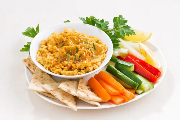 Hummus molho tradicional com legumes frescos e pão pita — Fotografia de Stock