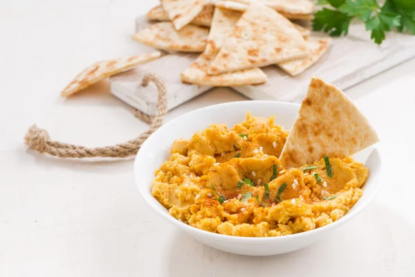 Hummus molho tradicional com pão pita no fundo branco — Fotografia de Stock