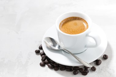 Beyaz bir arka planda, closeup espresso fincan