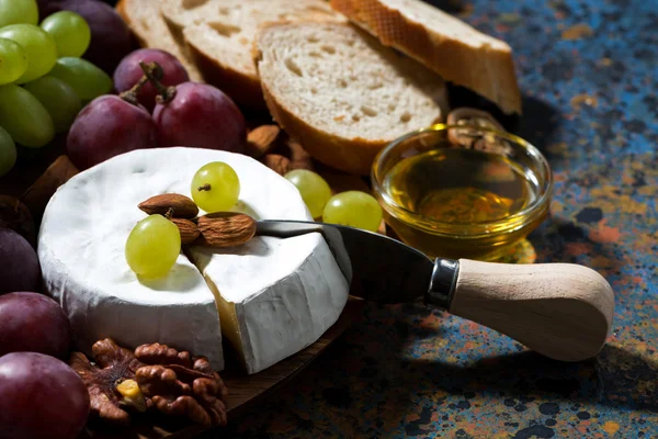 Sýr Camembert, čerstvé ovoce a medu — Stock fotografie