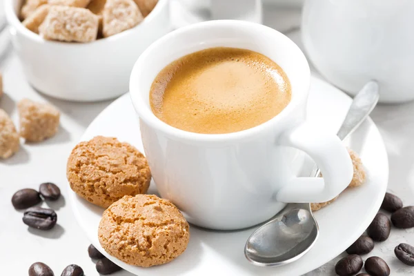 Fincan espresso ve beyaz bir tabloda, closeup kurabiye — Stok fotoğraf