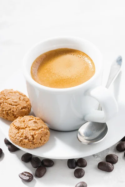 Kopp espresso och cookies på tabell — Stockfoto