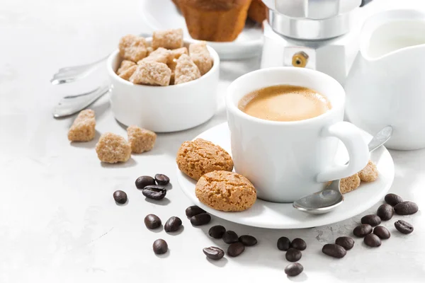 Tazza di caffè espresso e biscotti su un tavolo bianco — Foto Stock