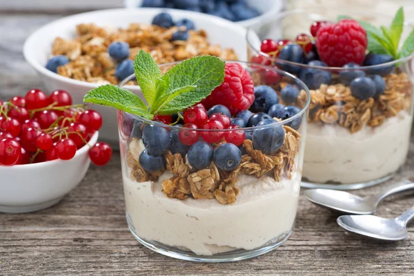 Dessert with sweet cream, fresh berries and granola, closeup — Stock Photo, Image