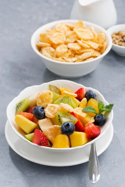 Tigela de salada de frutas frescas com flocos de milho, vertical — Fotografia de Stock
