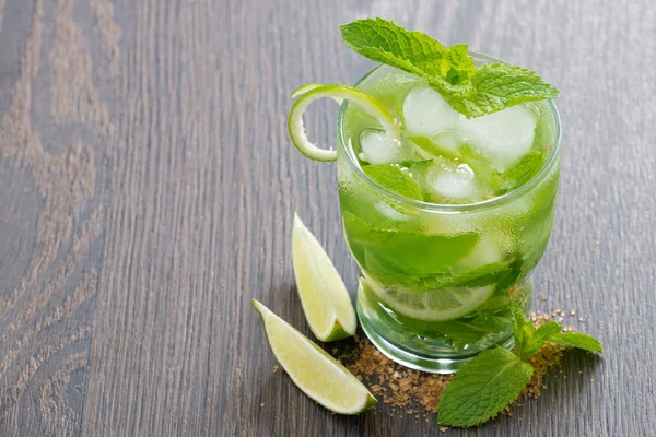 Cocktail mojito avec citron vert et menthe sur table en bois, vue sur le dessus — Photo