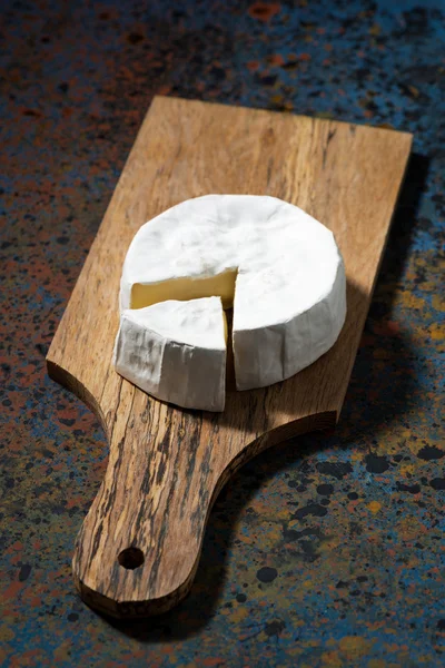 Camembert cheese on a cutting board, top view — Stock Photo, Image