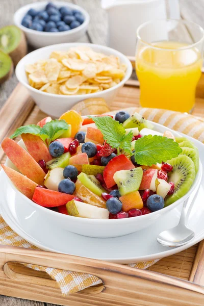 Café da manhã com salada de frutas, flocos de milho e suco de laranja — Fotografia de Stock