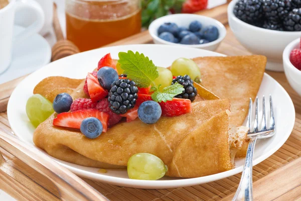 Crepes with fresh berries and honey, close-up — Stock Photo, Image