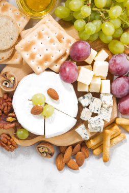 Camembert, üzüm ve beyaz bir arka plan, üstten görünüm snacks