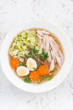 Cam erişte, sebze ve tavuk Çin çorbası