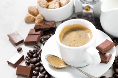 fincan espresso, kahve çekirdekleri ve tatlılar, tatlı