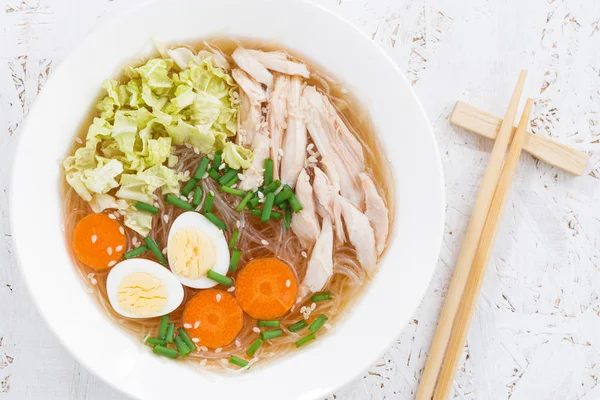 Chinese soup with glass noodles, vegetables and chicken — Stock Photo, Image