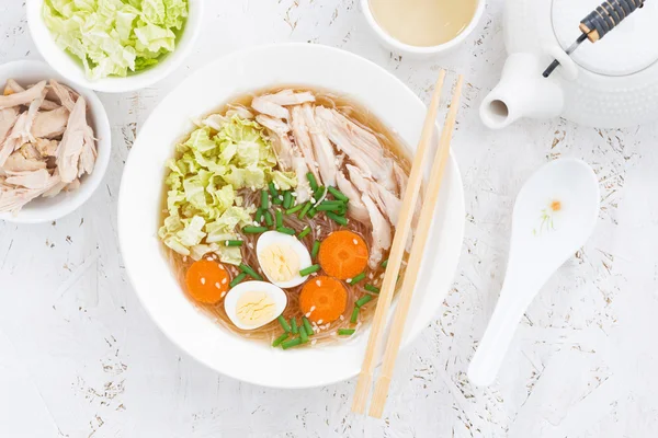 Chinesische Suppe mit Glasnudeln, Gemüse und Huhn — Stockfoto