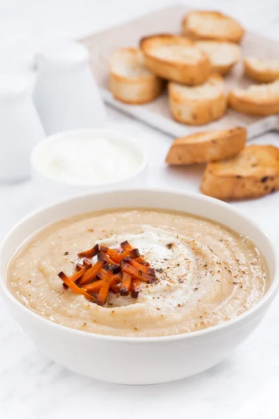 Cream soup with caramelized carrots and croutons, closeup — Stock Photo, Image