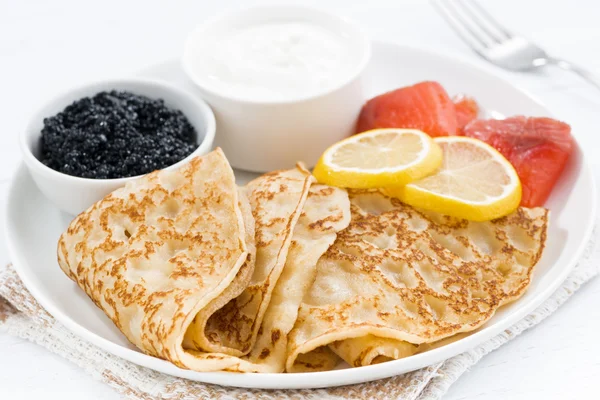 Crêpes mit Fisch, Sauerrahm und Kaviar, Nahaufnahme — Stockfoto