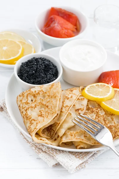 Pannenkoeken met gezouten vis, zure room en kaviaar, verticale — Stockfoto