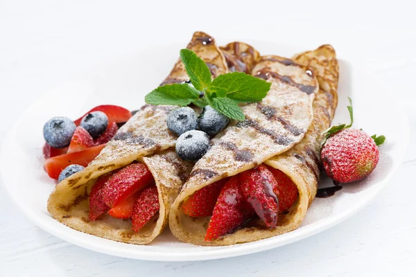 Crepes with fresh berries and chocolate sauce — Stock Photo, Image