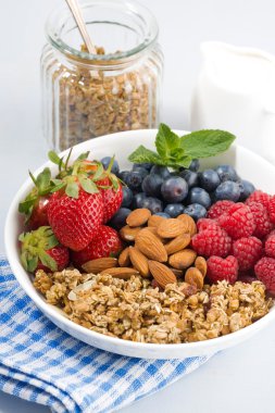 tahıl ve taze çilek ile sağlıklı besleyici Kahvaltı