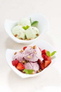 çilek ve fıstıklı dondurma, dikey