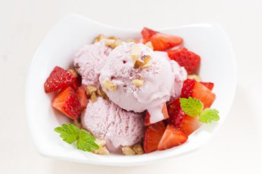 Çilekli dondurma bir kapta, üstten görünüm