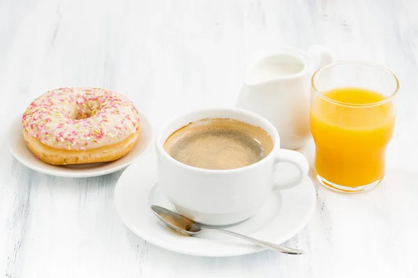 Taza de café, rosquillas glaseadas y zumo de naranja — Foto de Stock