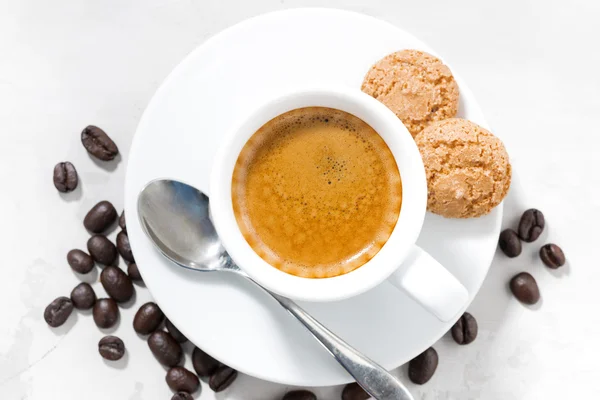 Kopje espresso en amandel koekjes, bovenaanzicht — Stockfoto